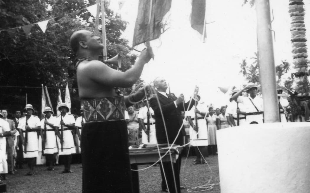 Fiame Mata'afa Faumuina Mulinu'u II and Keith Holyoake lower the trustee flags on Sāmoan Independence Day, 1 January 1962.