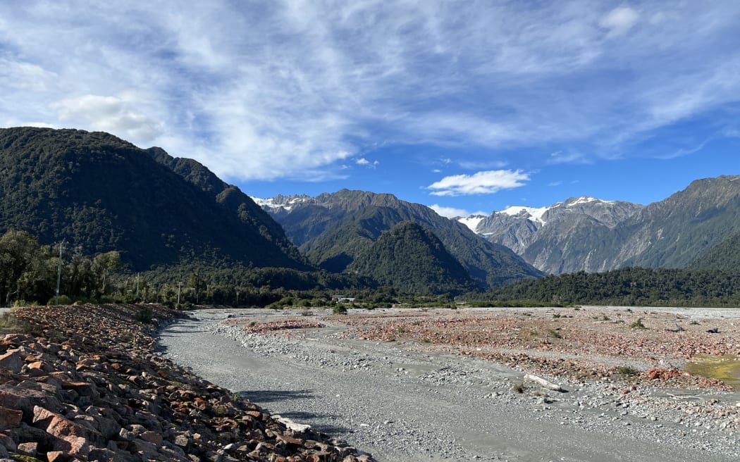 River training work underway in the Waiho River bed, upstream from SH6 bridge.