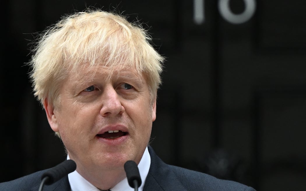 Der britische Premierminister Boris Johnson wird am 7. Juli 2022 vor der Downing Street 10 im Zentrum von London eine Erklärung abgeben.  – Johnson tritt nach drei turbulenten Jahren an der Spitze, die von Brexit, Covid und zunehmenden Skandalen geprägt waren, als Vorsitzender der Konservativen Partei zurück.  (Foto von JUSTIN TALLIS/AFP)