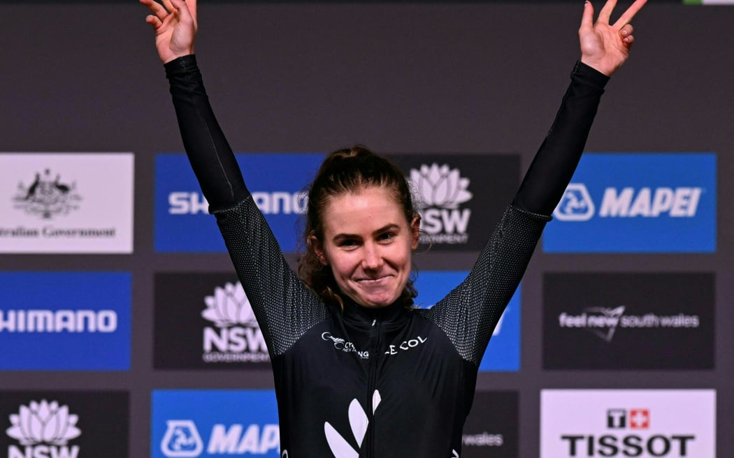 Niamh Fisher-Black uit Nieuw-Zeeland viert feest op het podium na het winnen van het wielrenevenement voor vrouwen onder de 23 op de Wereldkampioenschappen wielrennen 2022 in Wollongong.