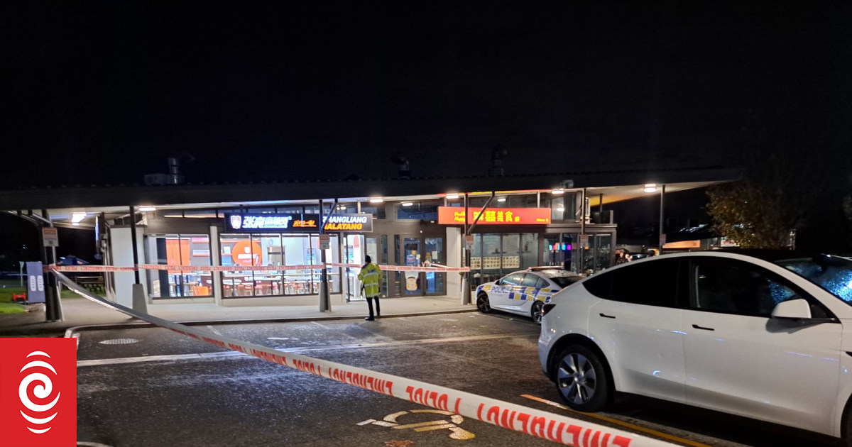 Three hospitalised after attacker enters series of Auckland restaurants - Vimarsana News