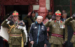 Tā (Sir) Robert “Bom” Gillies, sole survivor of the 28th Māori Battalion, is flanked by Chief of Army Major General John Boswell and Colonel Trevor Walker.