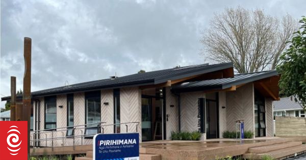 Photo of First police station with all external signage in te reo Māori opens