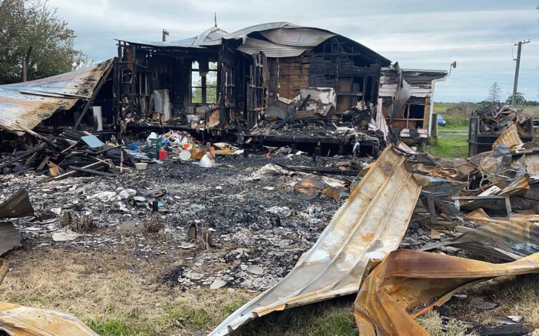 Whānau of 9 sleeping in tents after fire destroys home in Muriwai