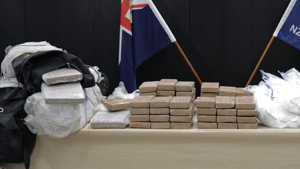 Police and Customs have seized 190kg of cocaine found in a container of bananas.
