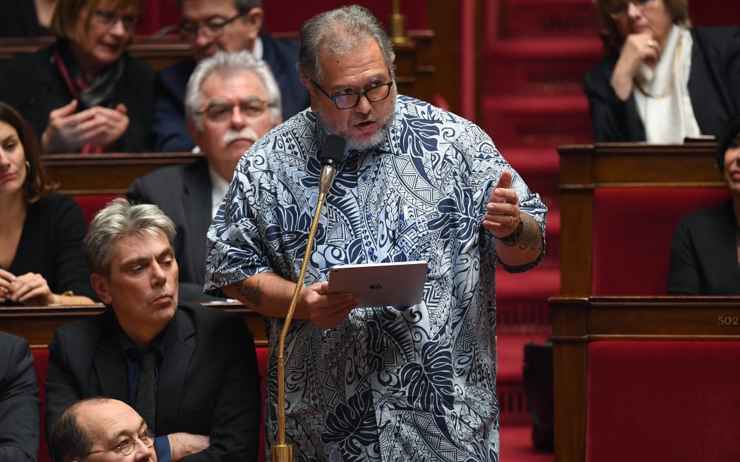 Moetai Brotherson prend la parole lors d'une séance de questions au gouvernement à l'Assemblée nationale à Paris en 2019.