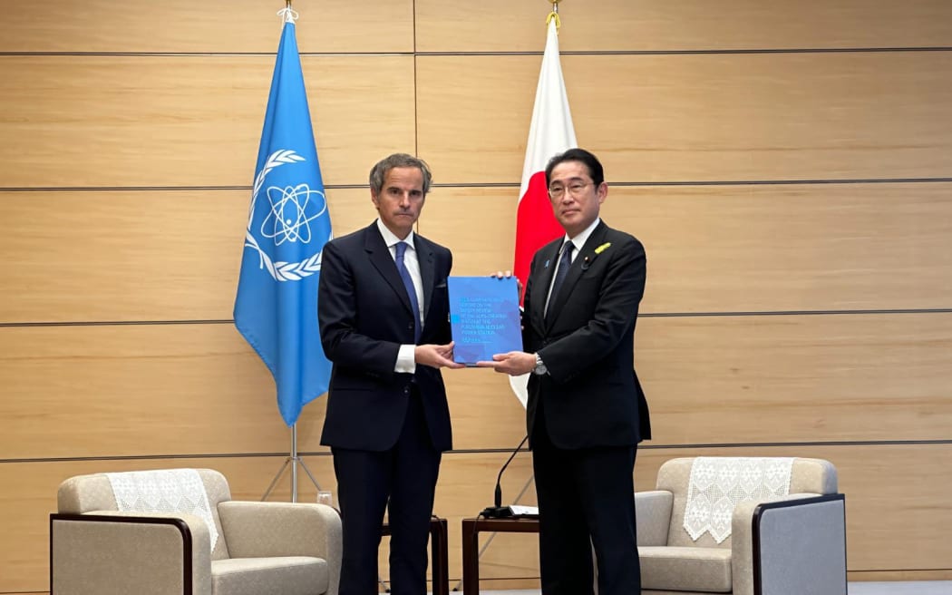IAEA Director General Rafael Grossi presenting the IAEA's report on Japan's nuclear wastewater plan to Japan's Prime Minister Fumio Kishida, 7 July 2023.