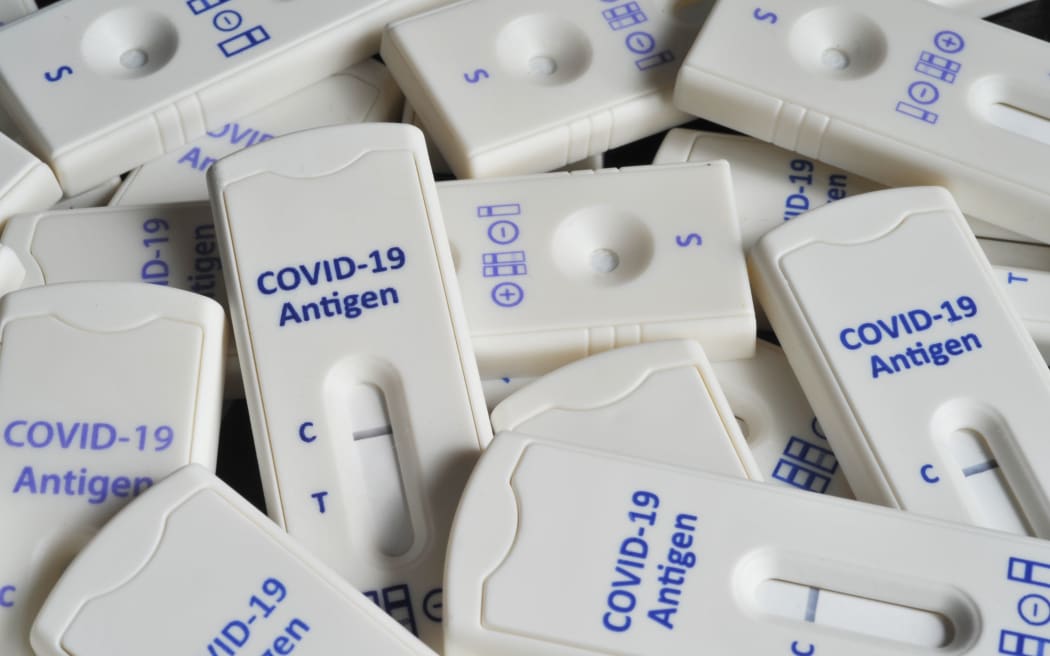 Burgdorf, Baja Sajonia, Alemania - 28 de marzo de 2021: Pruebas rápidas de antígeno Covid-19 con resultados negativos