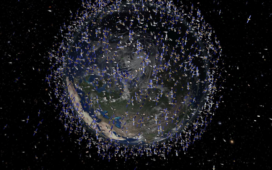 Eine künstlerische Illustration der riesigen Anzahl von Satelliten und Weltraumschrott, die die Erde umkreisen (über die Europäische Weltraumorganisation)