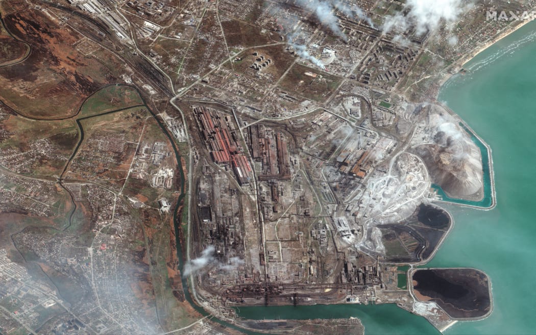 La imagen satelital publicada por Maxar Technologies el 12 de abril de 2022 muestra la fábrica de hierro y acero Azovstal en East Mariupol el 9 de abril de 2022.