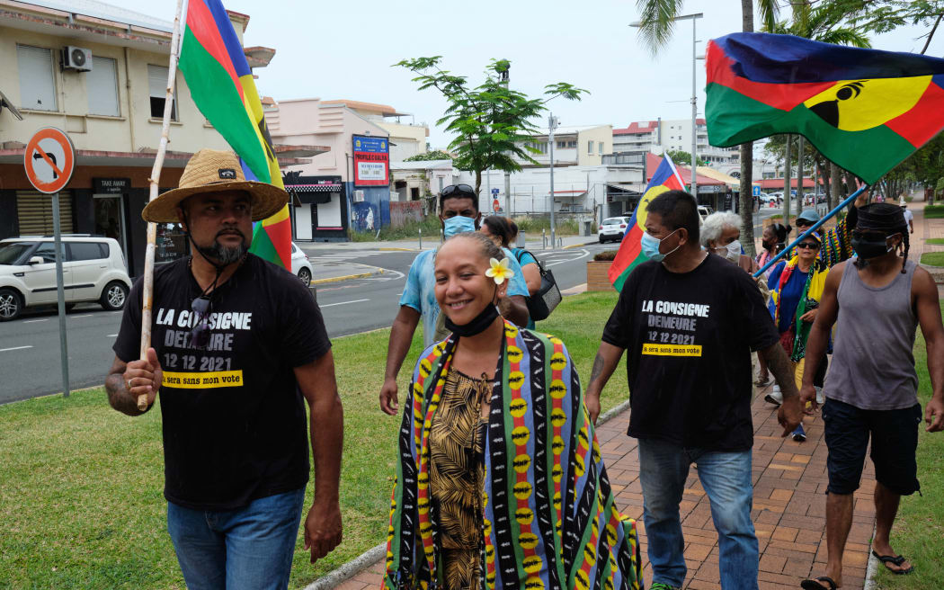 Des indépendantistes manifestent alors qu'ils tiennent des drapeaux kanak le matin après le référendum d'autodétermination à Nouméa, dans le territoire français du Pacifique Sud de la Nouvelle-Calédonie