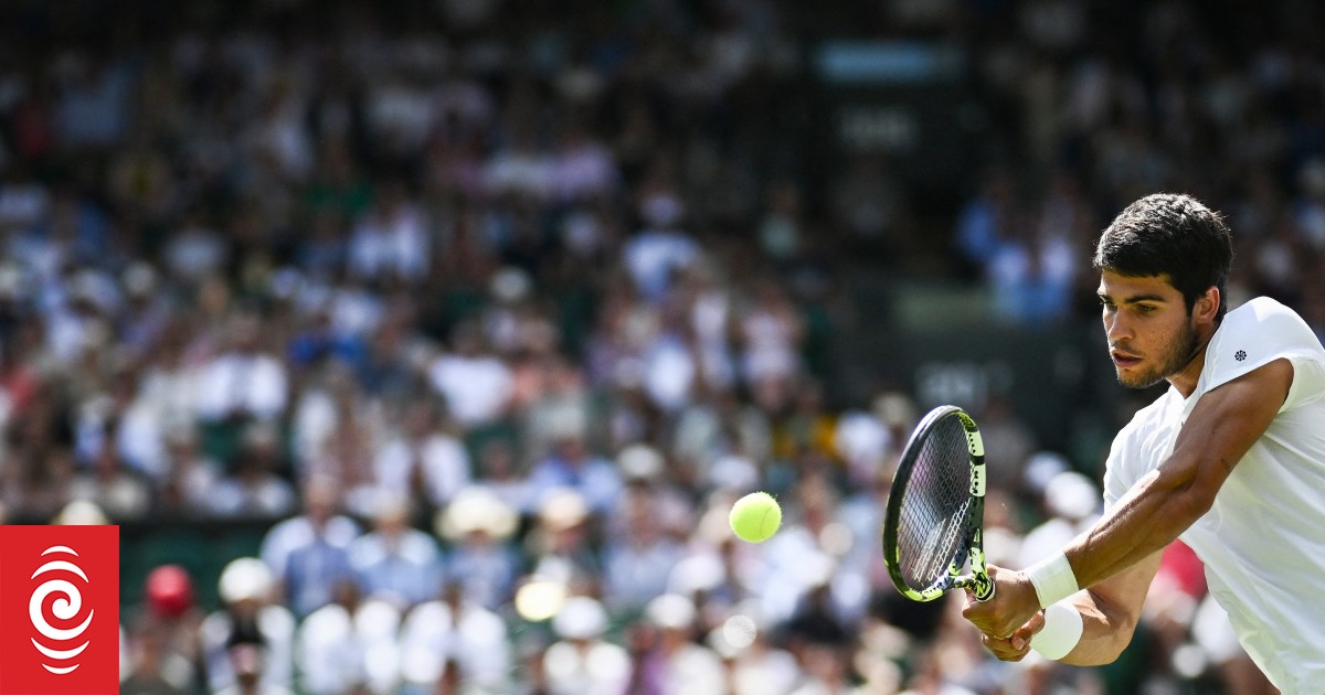 Alcaraz frena a Mueller para su primera victoria en la cancha central