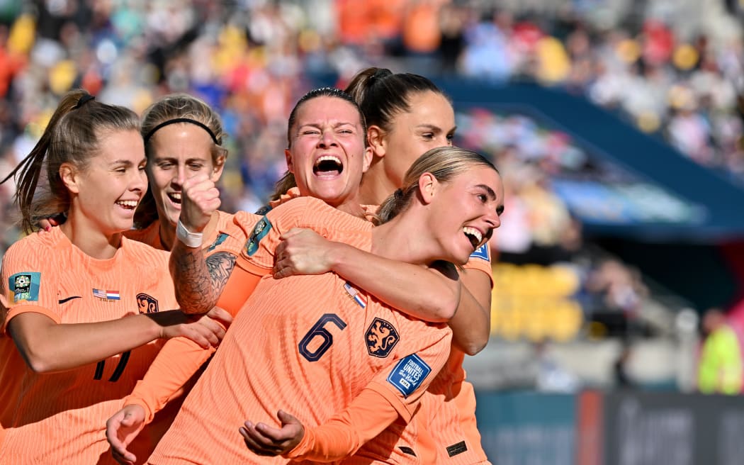 champions-united-states-held-1-1-by-dutch-in-world-cup-thriller-rnz-news