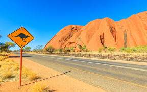 Kangaroo crossing warning sign along Ayers Rock drive in Uluru-Kata Tjuta National Park, UNESCO World Heritage Site, Northern Territory, Australia, Pacific