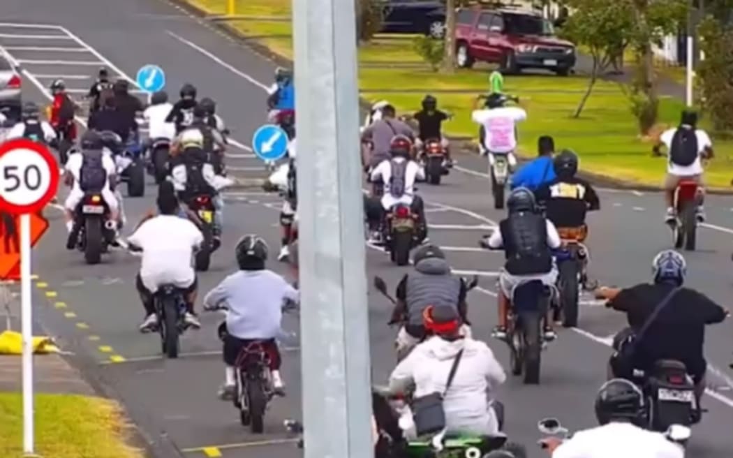 警方正在报告对奥克兰大量骑摩托车和越野车的人的担忧