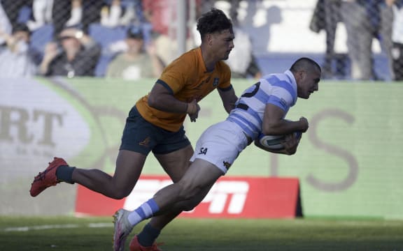 Argentina's Los Pumas wing Tomas Albornoz (R) dives to score a try against Australia's Wallabies during their Rugby Championship match at Bicentenario stadium in San Juan, Argentina on August 13, 2022. (Photo by JUAN MABROMATA / AFP)