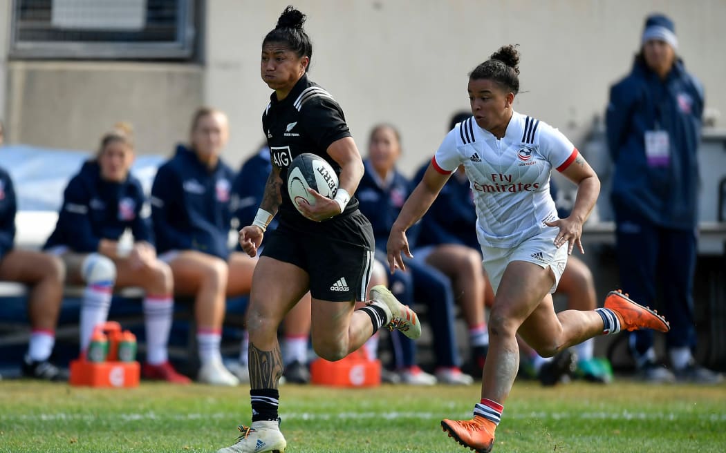 New Zealand Black Ferns right wing Renee Wickliffe chased by USA player.