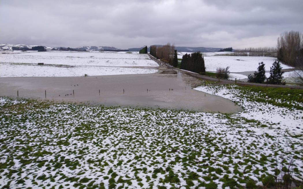 布鲁斯·伊德 (Bruce Eade) 位于南国塔帕努伊 (Tapanui) 的农场遭遇洪水和降雪。