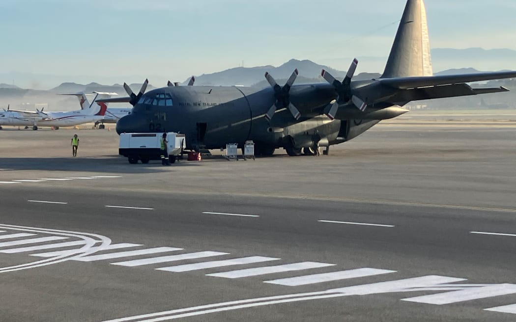 Un Hercules RNZAF C-130 que transportaba suministros de socorro llegó a Bougainville, Papúa Nueva Guinea, el 11 de agosto de 2023 tras la continua actividad volcánica en el cercano Monte Bagana.