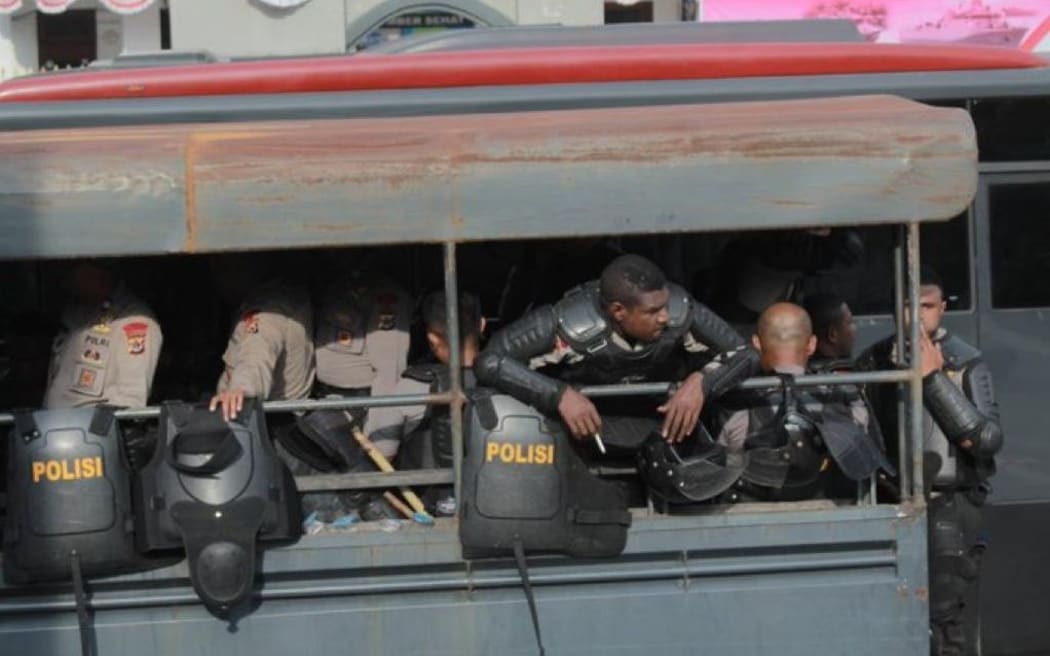 La policía de Indonesia responde a las grandes protestas contra el racismo, Jayapura, 19 de agosto de 2019