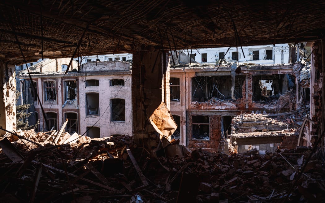 Una vista desde un edificio muy dañado después de los ataques rusos en Kharkiv, Ucrania, el 22 de marzo de 2022.