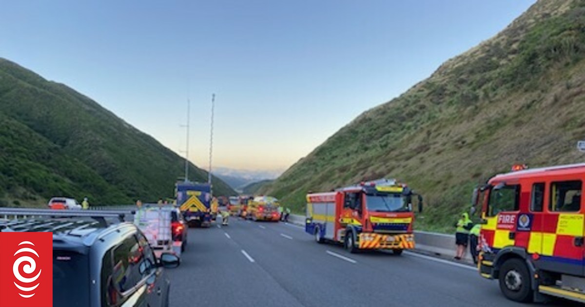 Fuel tanker crash closes Transmission Gully RNZ News
