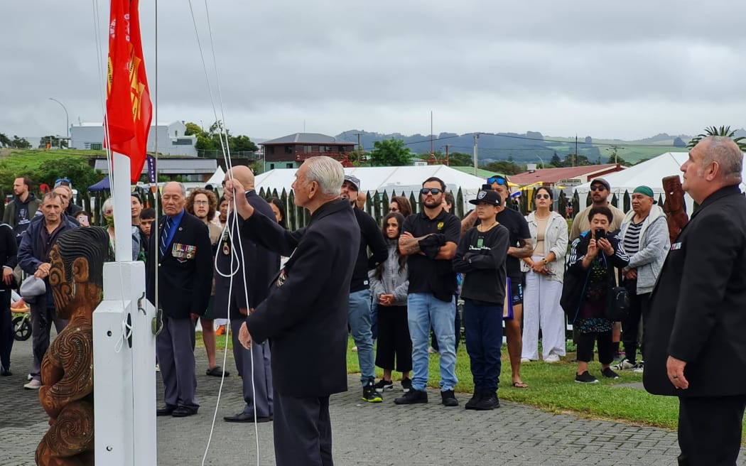 该营最后幸存的成员罗伯特·吉利斯爵士 (Sir Robert Gillies) 在 Ōhinemutu 升起了毛利营纪念旗。