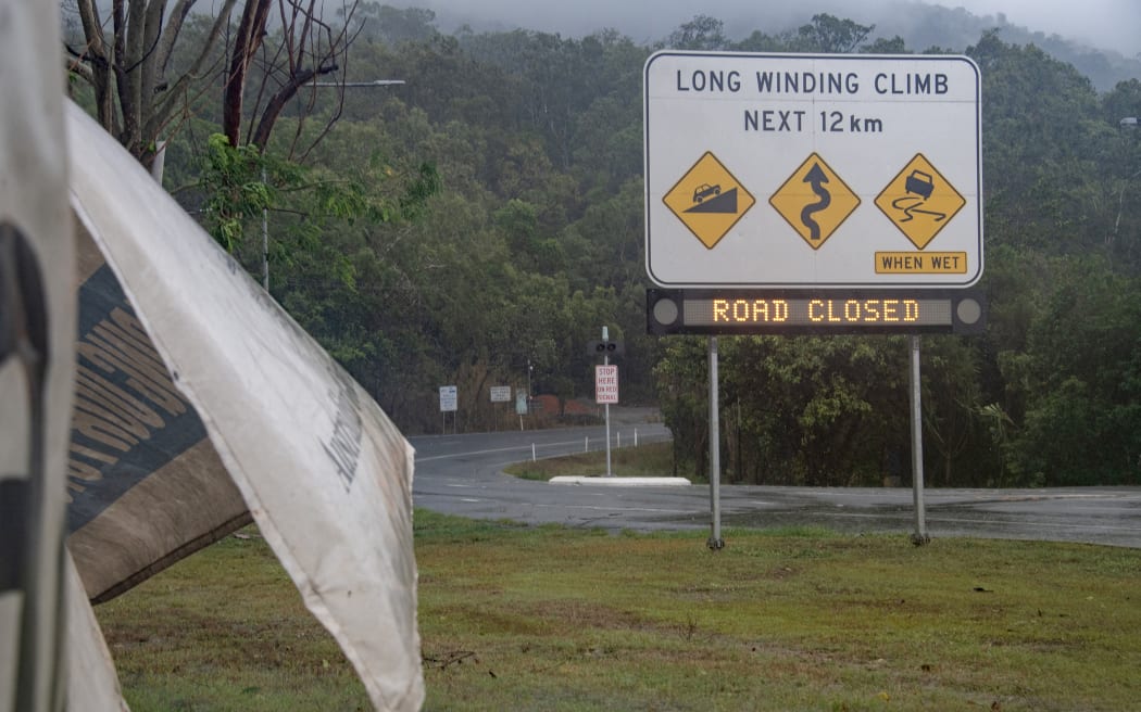 Segnali che mostrano chiusure stradali sono visibili mentre il ciclone Jasper si avvicina all'approdo vicino a Cairns, nell'estremo nord del Queensland, il 13 dicembre 2023.