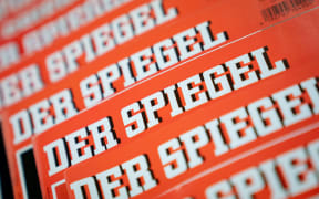 Several issues of the news magazine "Der Spiegel" lie on top of each other.
