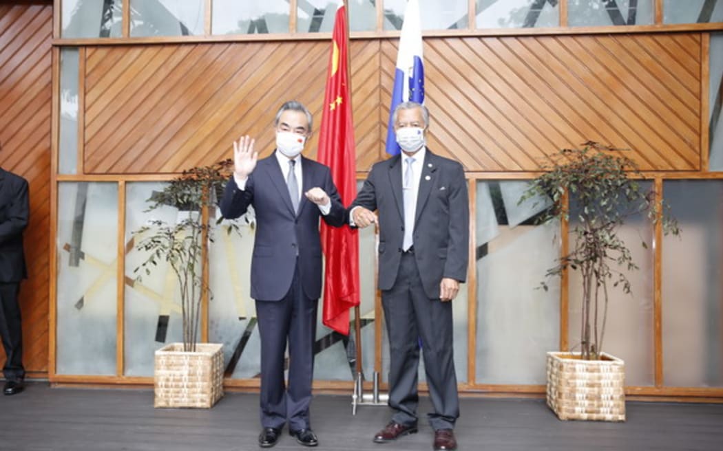El exministro de Relaciones Exteriores de China, Wang Yi, a la izquierda, con el secretario general del Foro de las Islas del Pacífico, Henry Puna.