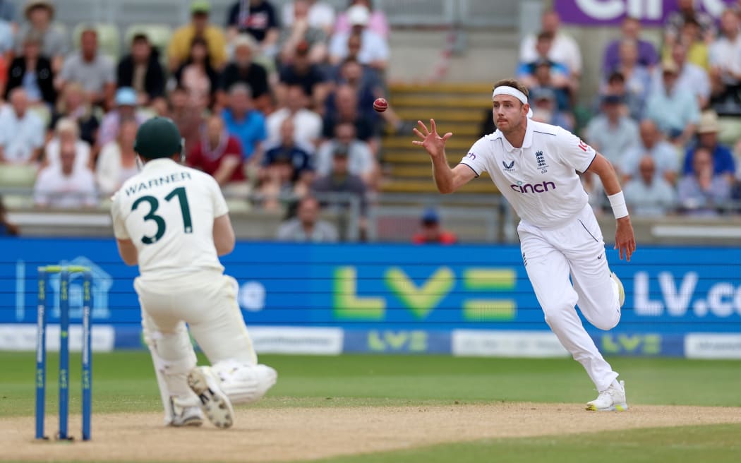 England pace bowler Stuart Broad snared two of the three Australian wickets to fall late on day four.