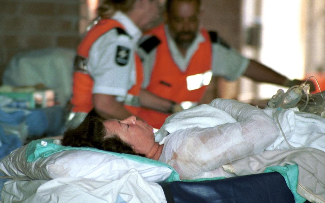 Una víctima de los atentados de Bali llega al hospital de Darwin el 14 de octubre de 2002, después de ser trasladada en avión desde Denpasar, Indonesia.