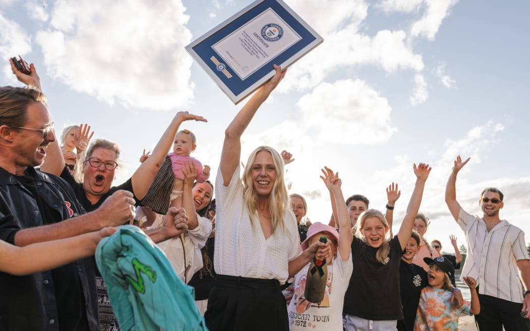 Laura Enever nimmt am 6. November 2023 in Sydney das offizielle Guinness-Weltrekord-Zertifikat für die größte auf einem Paddle-Board (weiblich) gesurfte Welle entgegen.