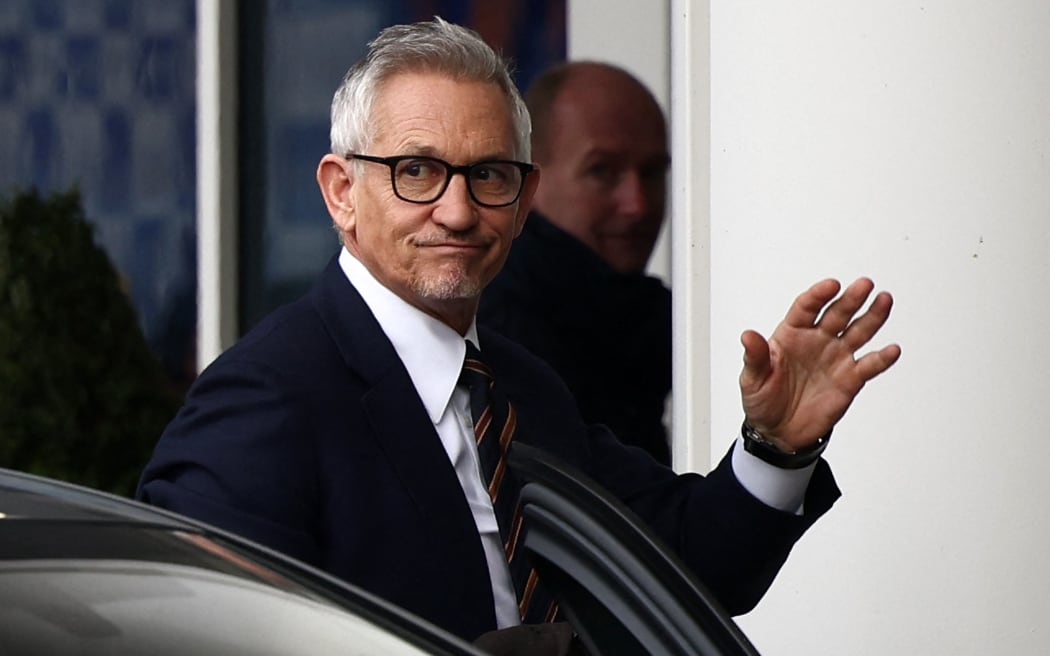 Gary Lineker, ancien footballeur anglais devenu présentateur de télévision sportive pour la BBC, arrive au King Power Stadium de Leicester, dans le centre de l'Angleterre, le 11 mars 2023, avant le match de football de la Premier League anglaise entre Leicester City et Chelsea.  Le service BBC Sport a implosé samedi après que des experts et des commentateurs aient refusé de travailler pour soutenir le présentateur Gary Lineker, qui a été contraint de le faire. "Reculer" Après avoir accusé le gouvernement d'utiliser la rhétorique de l'époque nazie.  Le présentateur du match du jour, Lineker, quatrième meilleur buteur d'Angleterre, a déclenché un débat sur la neutralité en critiquant la nouvelle politique du gouvernement britannique en matière de lutte contre l'immigration clandestine.  (Photo de Darren Staples/AFP)
