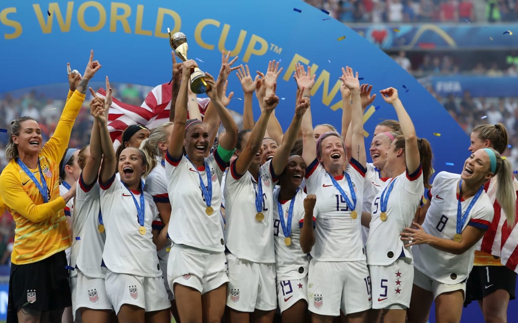 77 lipca 2019 r., Groupama Stadium, Lyon, Francja;  Finał Mistrzostw Świata FIFA Kobiet, USA – Holandia;  Team USA świętuje swoje ostatnie zwycięstwo na podium