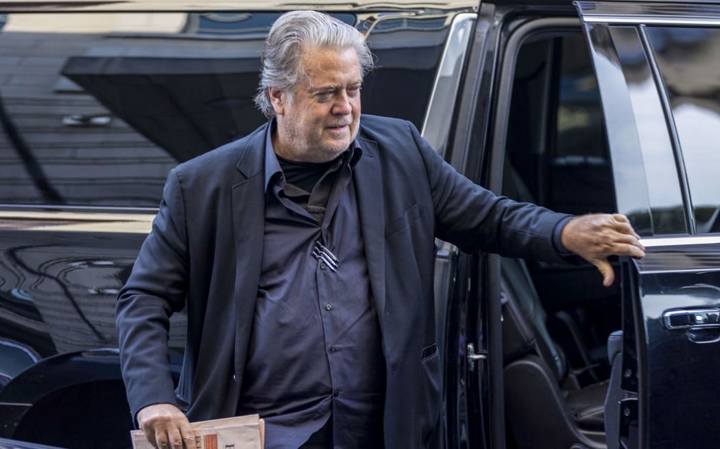 El ex estratega principal de la Casa Blanca, Steve Bannon, llega al Tribunal Federal de Distrito para el quinto día de su juicio por desacato al Congreso el 22 de julio de 2022 en Washington DC.