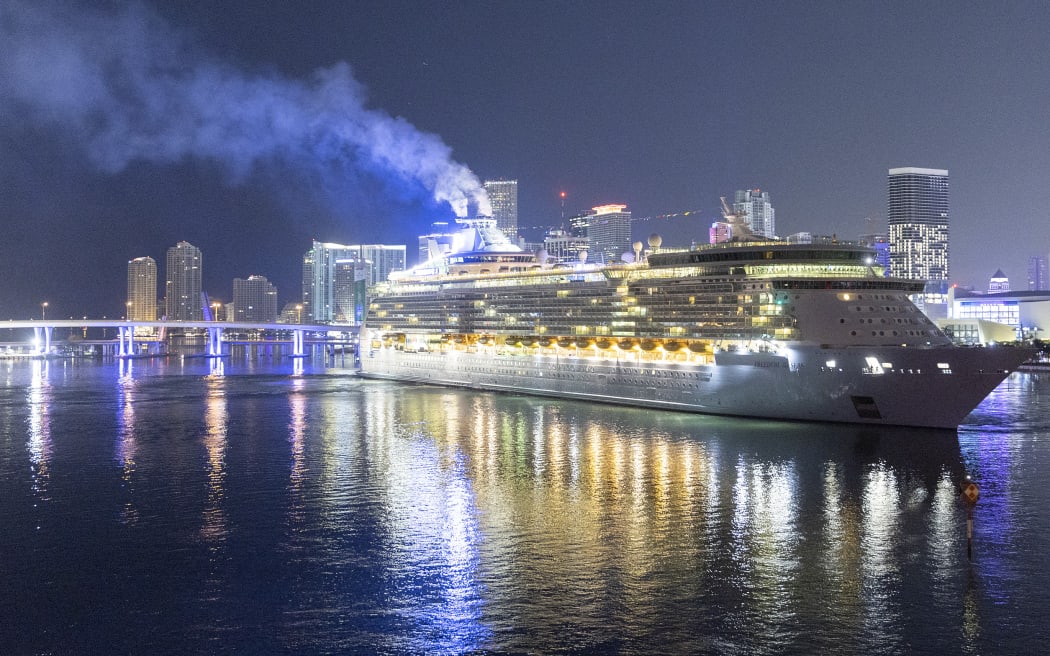 Un bateau de croisière rempli de fumée arrive à Miami