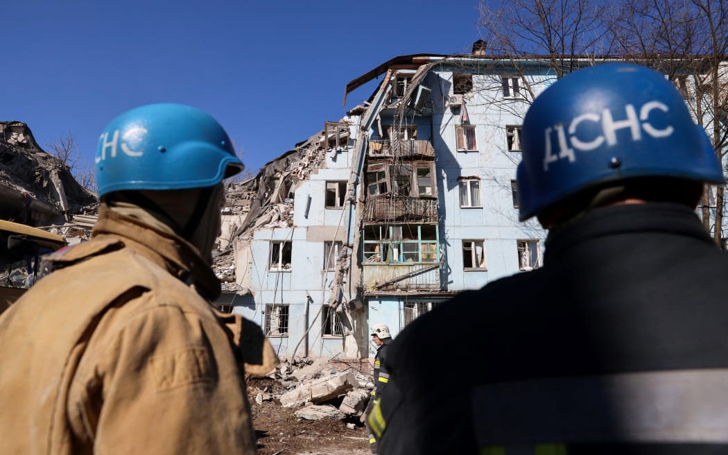 Ukraińscy ratownicy pracują w pięciopiętrowym budynku mieszkalnym zniszczonym po ataku rakietowym w Zaporożu 2 marca 2023 r., podczas rosyjskiej inwazji na Ukrainę.