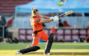 Sophie Devine playing for the Perth Scorchers.