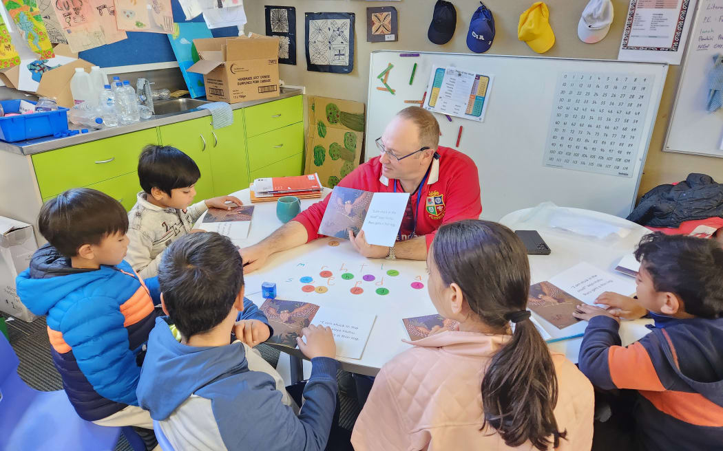 Petone Central School teacher Richard Taylor working with ESOL pupils. Photo: RNZ / John Gerritsen