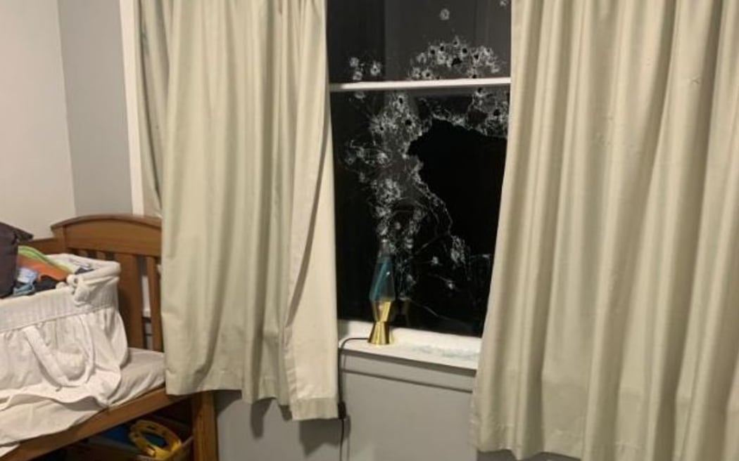 怀罗阿儿童卧室窗户被霰弹枪炸毁