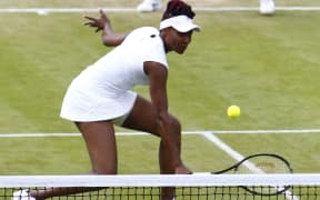 Venus Williams has accused Wimbledon officials of discriminating against women.