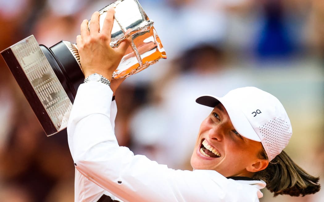 Iga SWIATEK (POL) holds the winners trophy after victory against Karolina MUCHOVA (CZE) on Philippe-CHATRIER court in the French Open Roland Garros 2023 women final. (Photo by Ibrahim Ezzat/NurPhoto) (Photo by Ibrahim Ezzat / NurPhoto / NurPhoto via AFP)