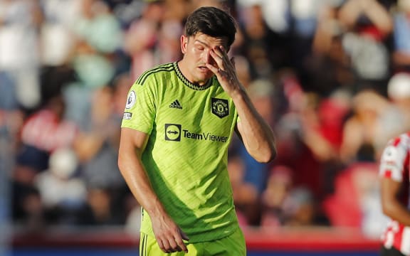 Manchester Uniteds engelske forsvarsspiller Harry Maguire reagerer under den engelske Premier League-fotballkampen mellom Brentford og Manchester United på Gtech Community Stadium i London 13. august 2022. - Bentford vant kampen 4-0.  (Foto av Ian Kington / AFP) / KUN REDaksjonell BRUK.  Ingen bruk med uautorisert lyd, video, data, kamplister, klubb-/ligalogoer eller 