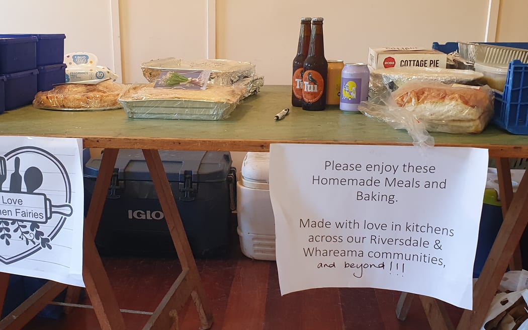 在飓风加布里埃尔过后的怀拉拉帕东海岸蒂努伊举行的一次社区会议上，为 whānau 提供了自制烘焙食品。
