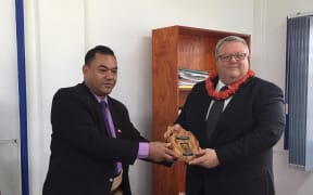 Minister of Police Hon Mateni Tapueluelu presenting Minister of Foreign Affairs Hon Gerry Brownlee with a gift on May 10th 2017.