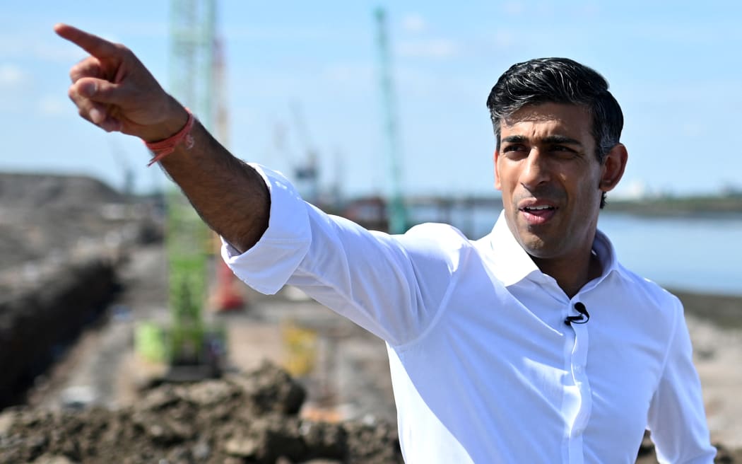 L'ancien député conservateur britannique et chancelier de l'Échiquier, Rishi Sunak, rapporte qu'il s'entretient avec le maire de Tees Valley, Ben Huchen (Onsen), lors d'une visite pour observer les travaux de construction au Teesside Freeport à Redcar, dans le nord-est de l'Angleterre, le 16 juillet 2022, dans le cadre de sa candidature pour devenir le prochain chef du Parti Teesside conservateurs.  Le Premier ministre britannique et chef du Parti conservateur au pouvoir, Boris Johnson, a annoncé la semaine dernière sa démission en tant que chef du Parti conservateur après une rébellion ministérielle après des mois de controverse.  (Photo par Olly Scarf/AFP)