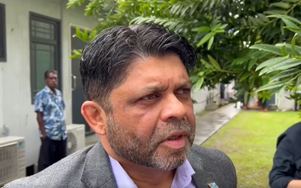 Ayaz Sayed-Khaiyum rozmawia z reporterami przed sądem w Suvie, 13 czerwca 2023 r.