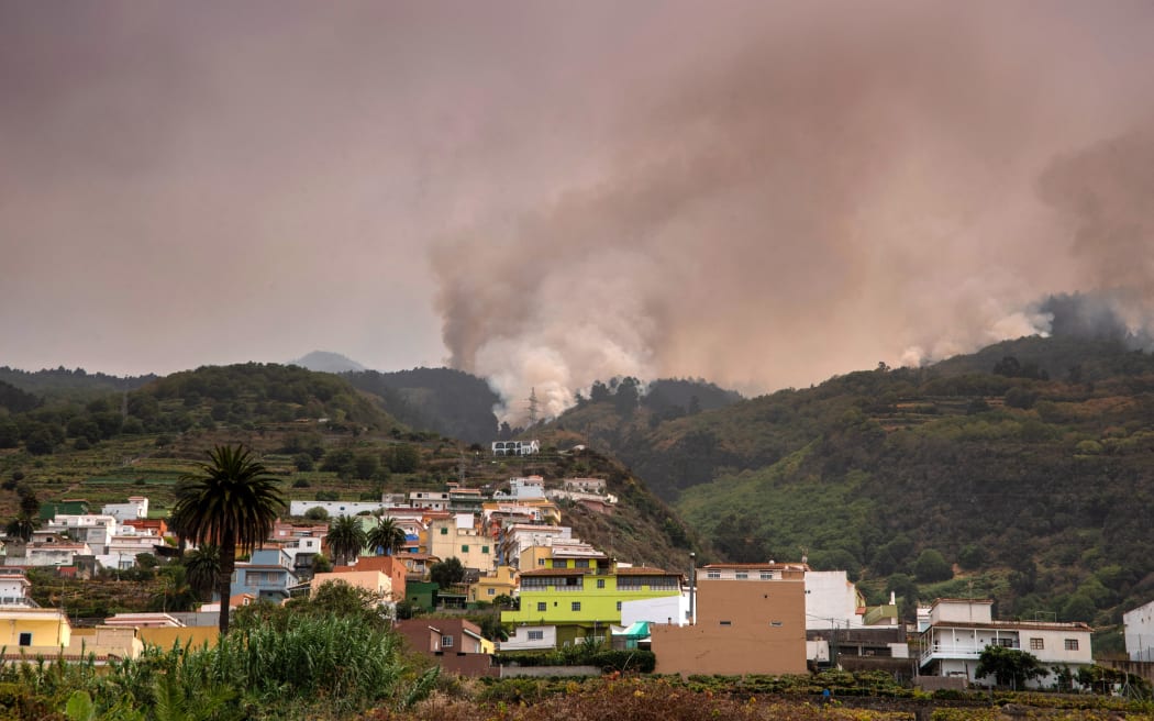 Un incendio forestal que se salió de control arrasó las laderas boscosas de La Matanza en la isla canaria de Tenerife el 19 de agosto de 2023. Es posible que más de 26,000 personas se hayan visto obligadas a huir de un incendio forestal masivo que se salió de control en la isla vacacional española. de Tenerife, dijeron hoy los servicios de emergencia.  El incendio forestal, que estalló el martes por la noche en una zona montañosa en el noreste de la isla, es "El incendio más complejo" Las Islas Canarias atlánticas de España se han visto afectadas en más de 40 años, dicen las autoridades.  (Foto de Desiree Martin/AFP)