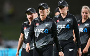 A dejected Sophie Devine leaves the field with the White Ferns after losing to Australia 2021.